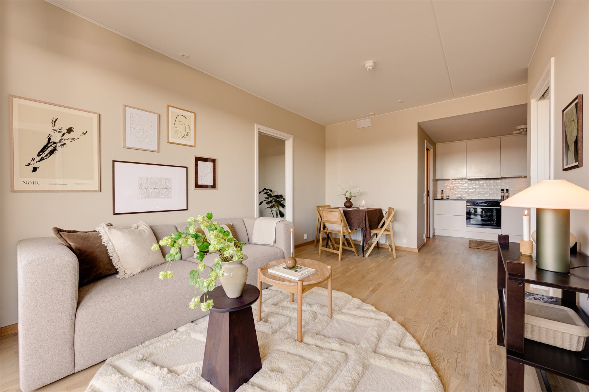 Leiligheten har en åpen stue- og kjøkkenløsning som gir en god romfølelse.