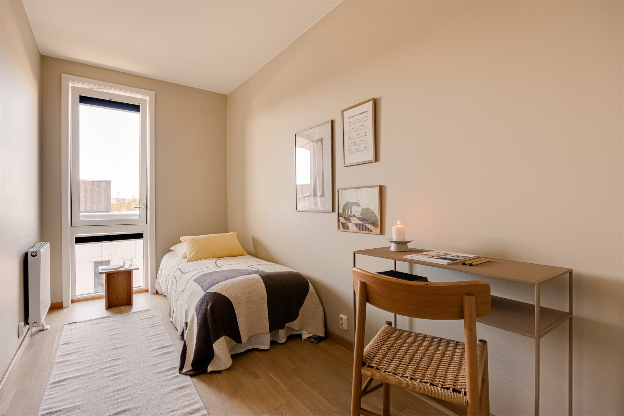 Rommet har radiator for oppvarming og et vindu som gir naturlig lys.