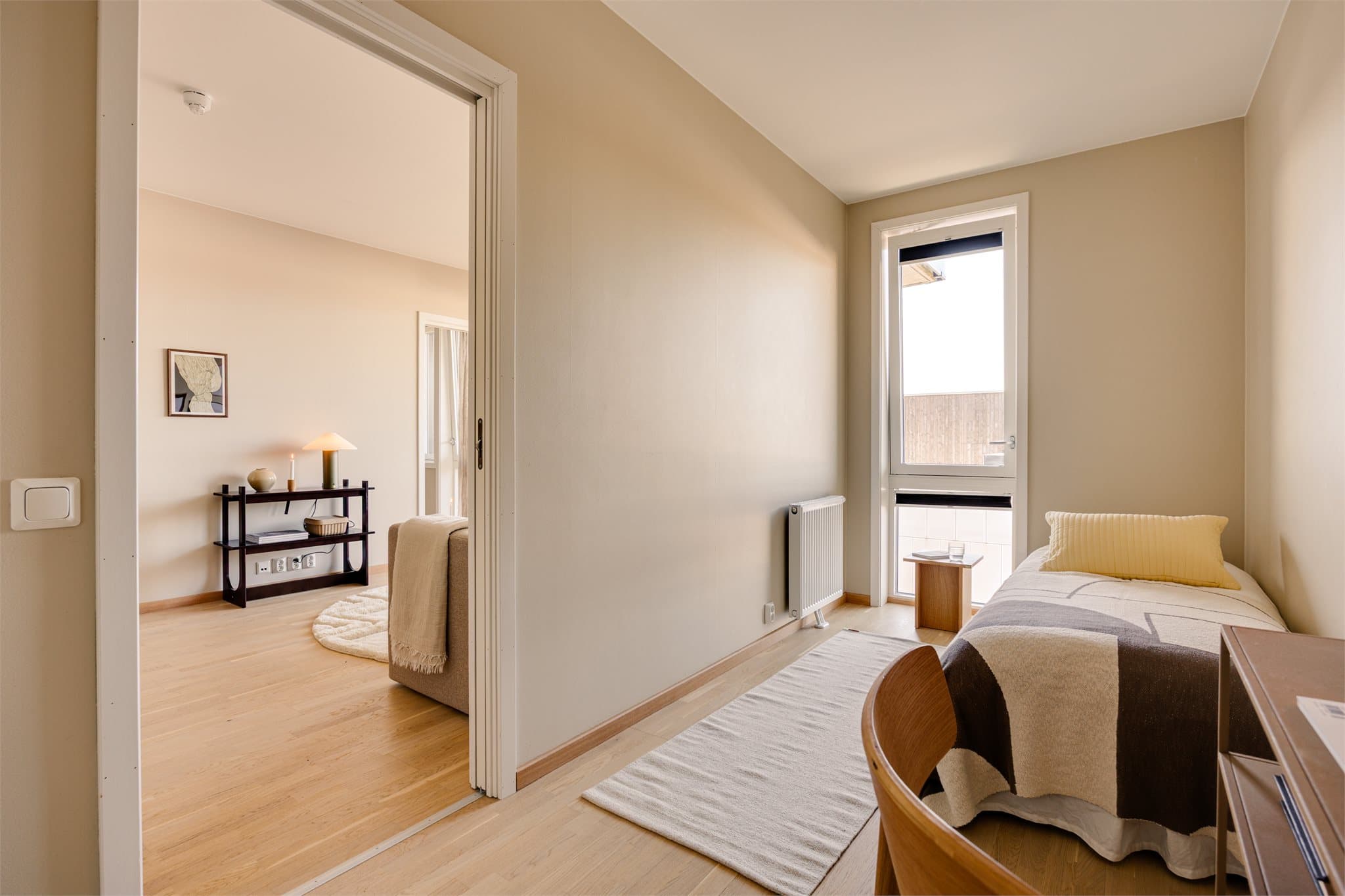 Det andre soverommet passer utmerket som barnerom, gjesterom eller kontor.