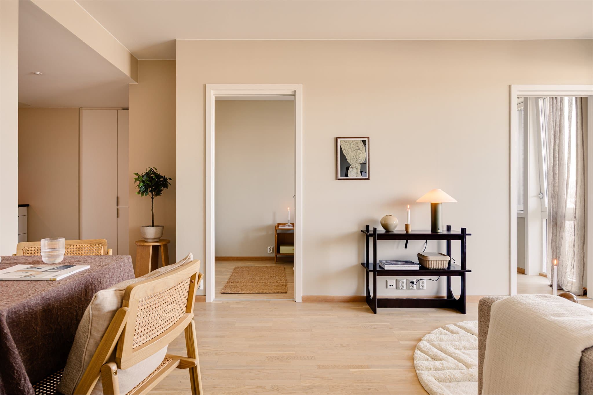 Leiligheten var ny i 2021 og har god standard på overflater og inventar.