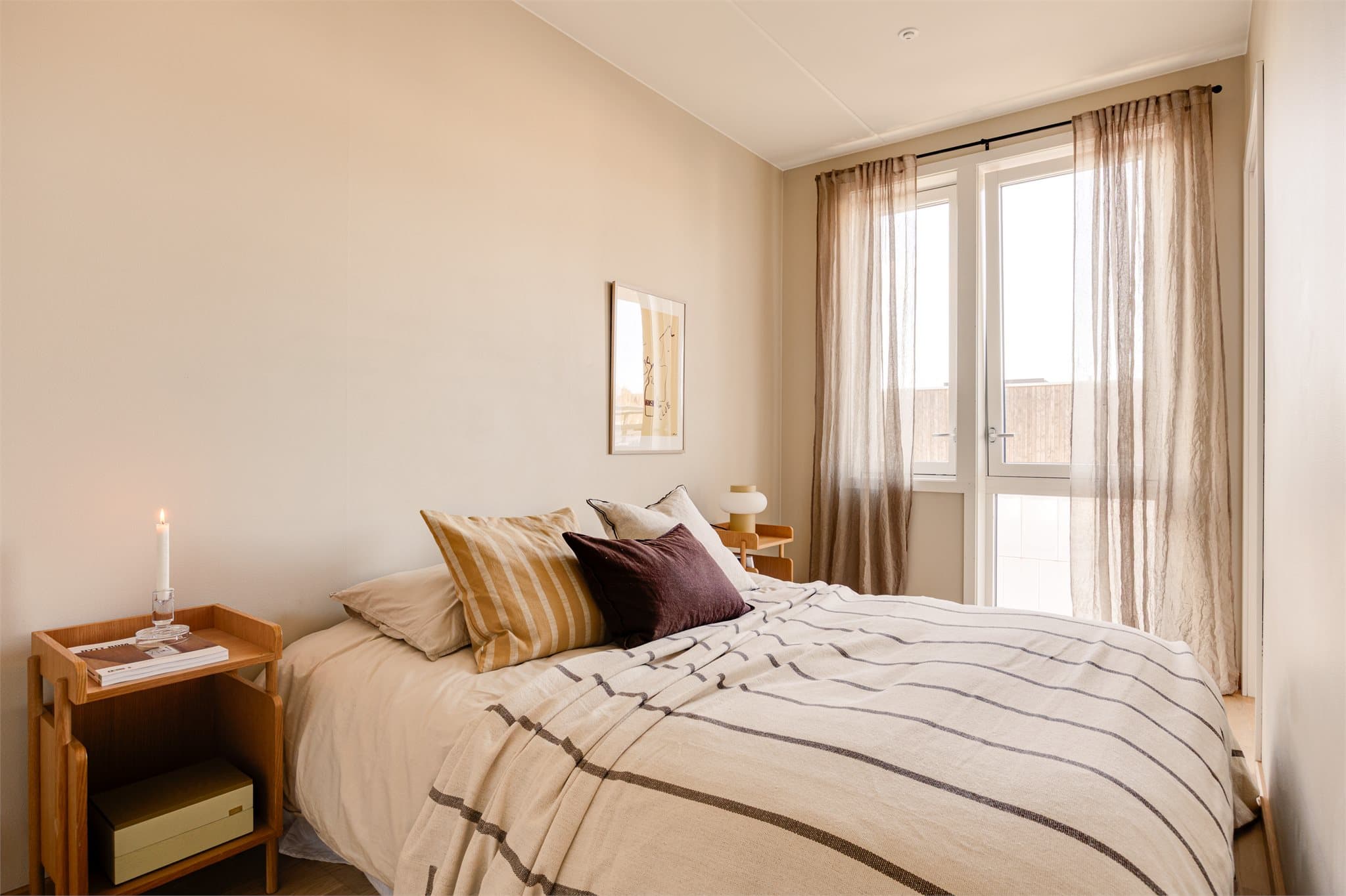 Her er det plass til dobbeltseng og tilhørende nattbord.