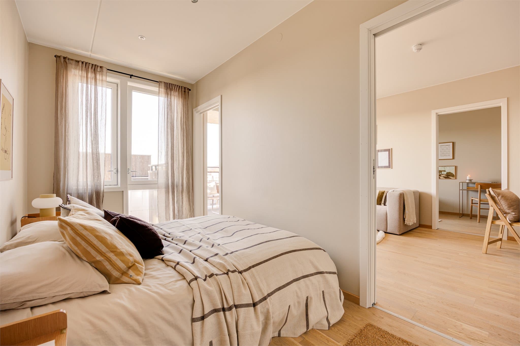 Delikat hovedsoverom med inngang fra to sider.