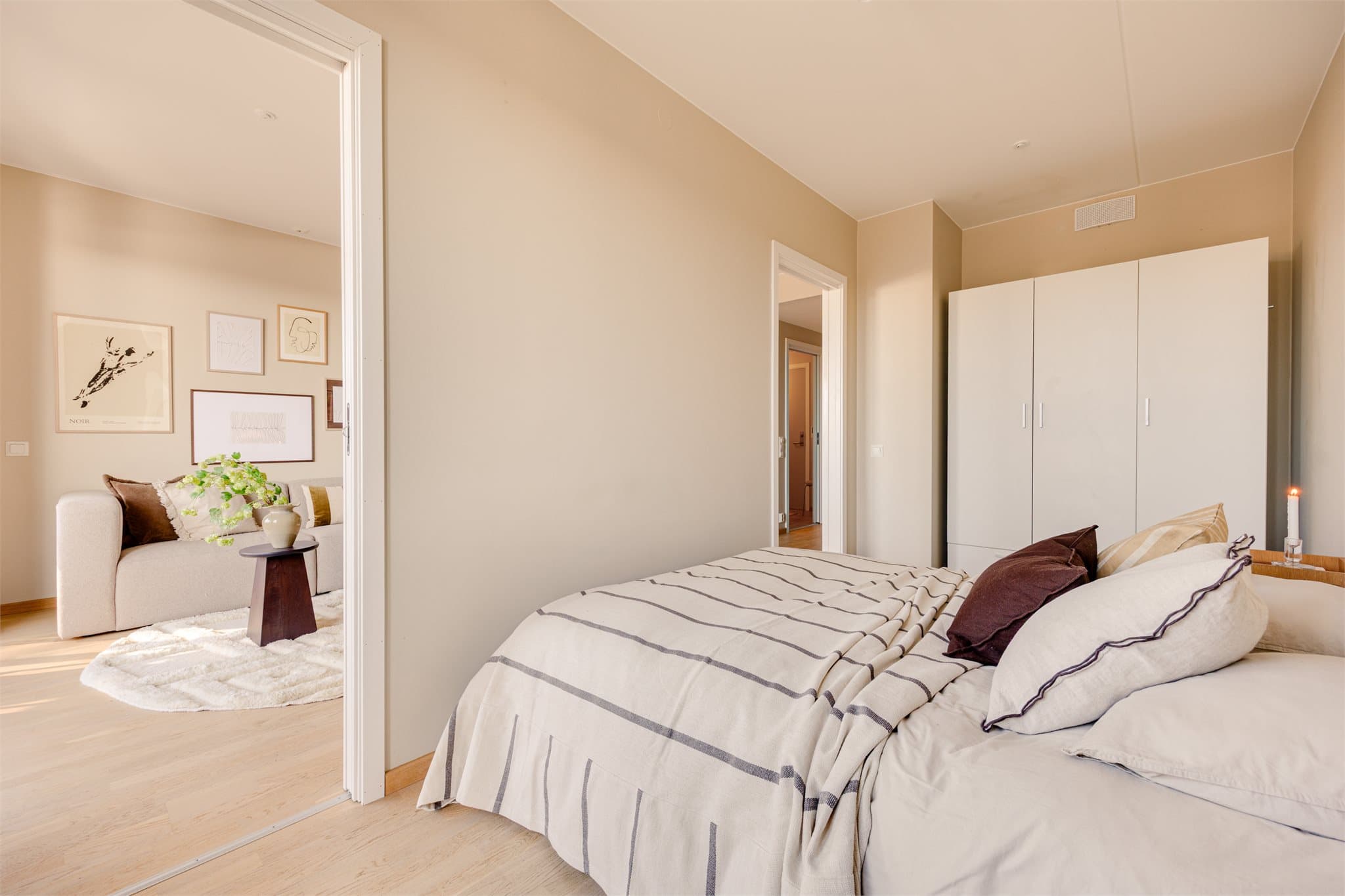 Rommet er utstyrt med garderobeskap for god oppbevaring.