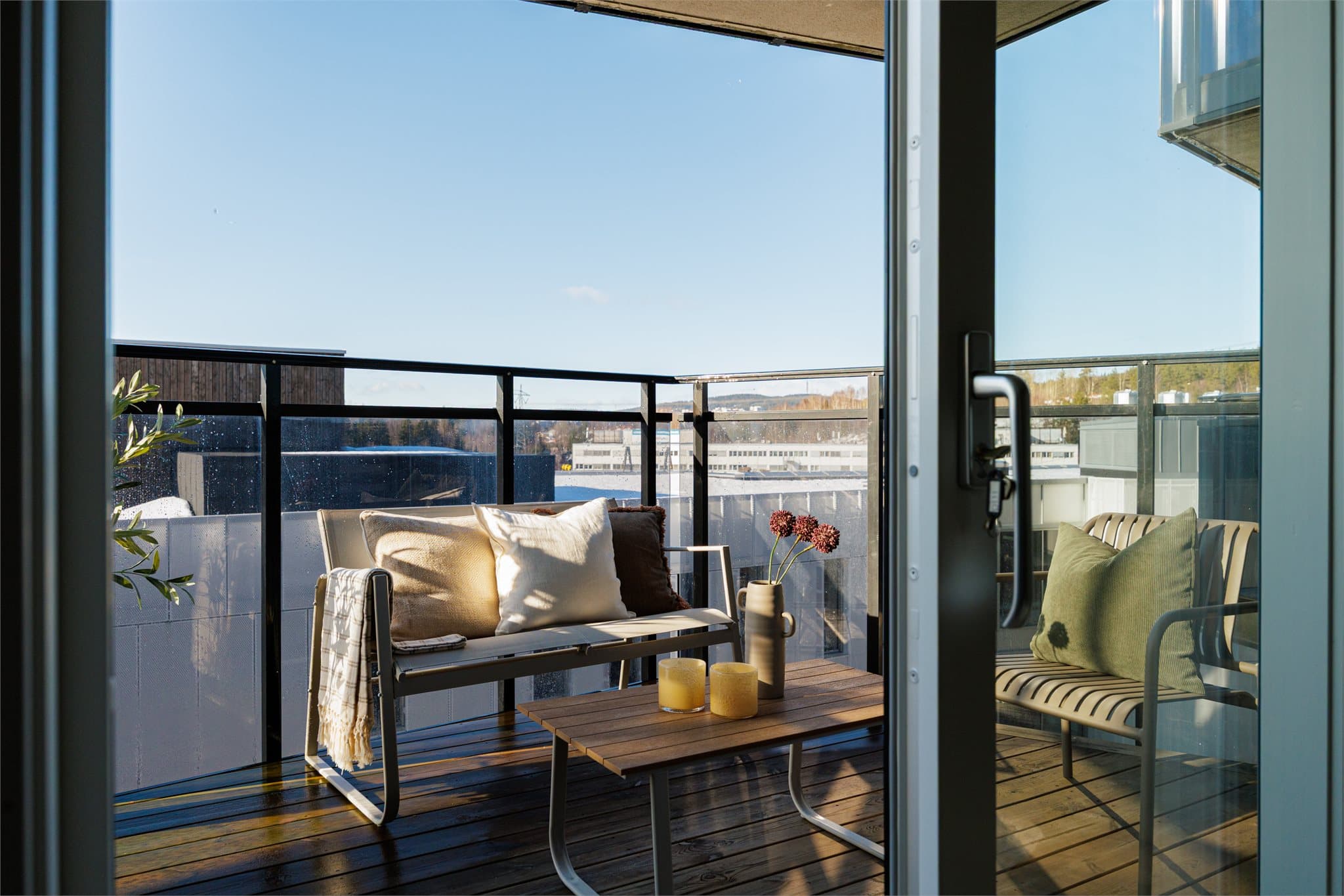 Overbygd balkong med plass til en hyggelig sittegruppe.