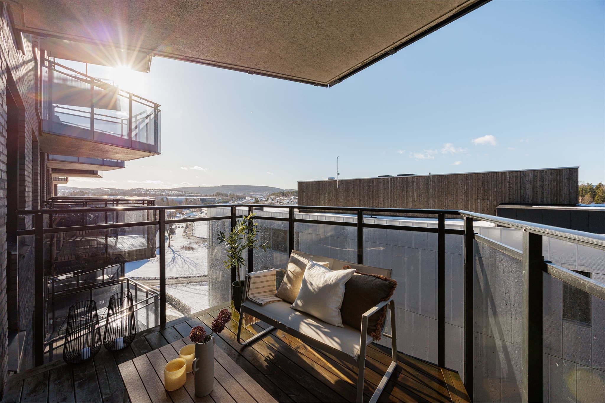 Leiligheten er beliggende i 5.etg med gode solforhold og flott utsikt over nærområdet.