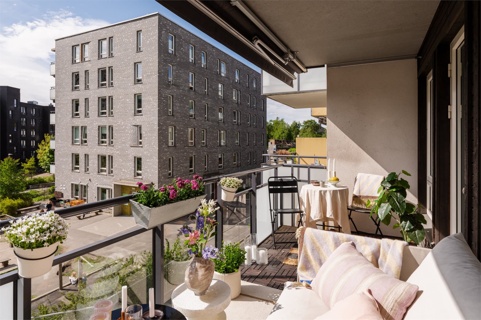 Den gode størrelsen gir plass til flere sittegrupper, grill og det som hører sommeren med.