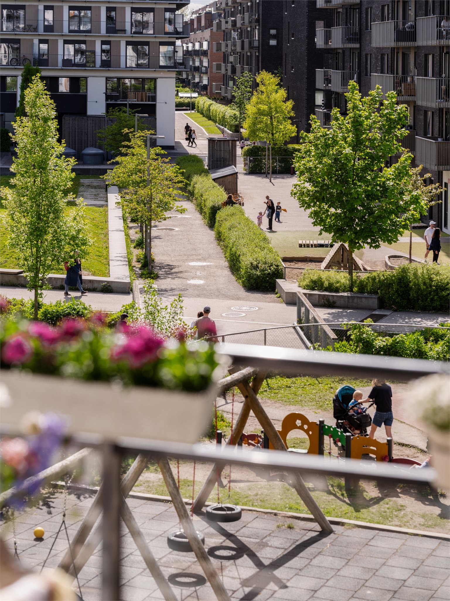 Boligen ligger i et svært attraktivt og etablert boligområde på Hasle, omgitt av grønne fellesarealer.