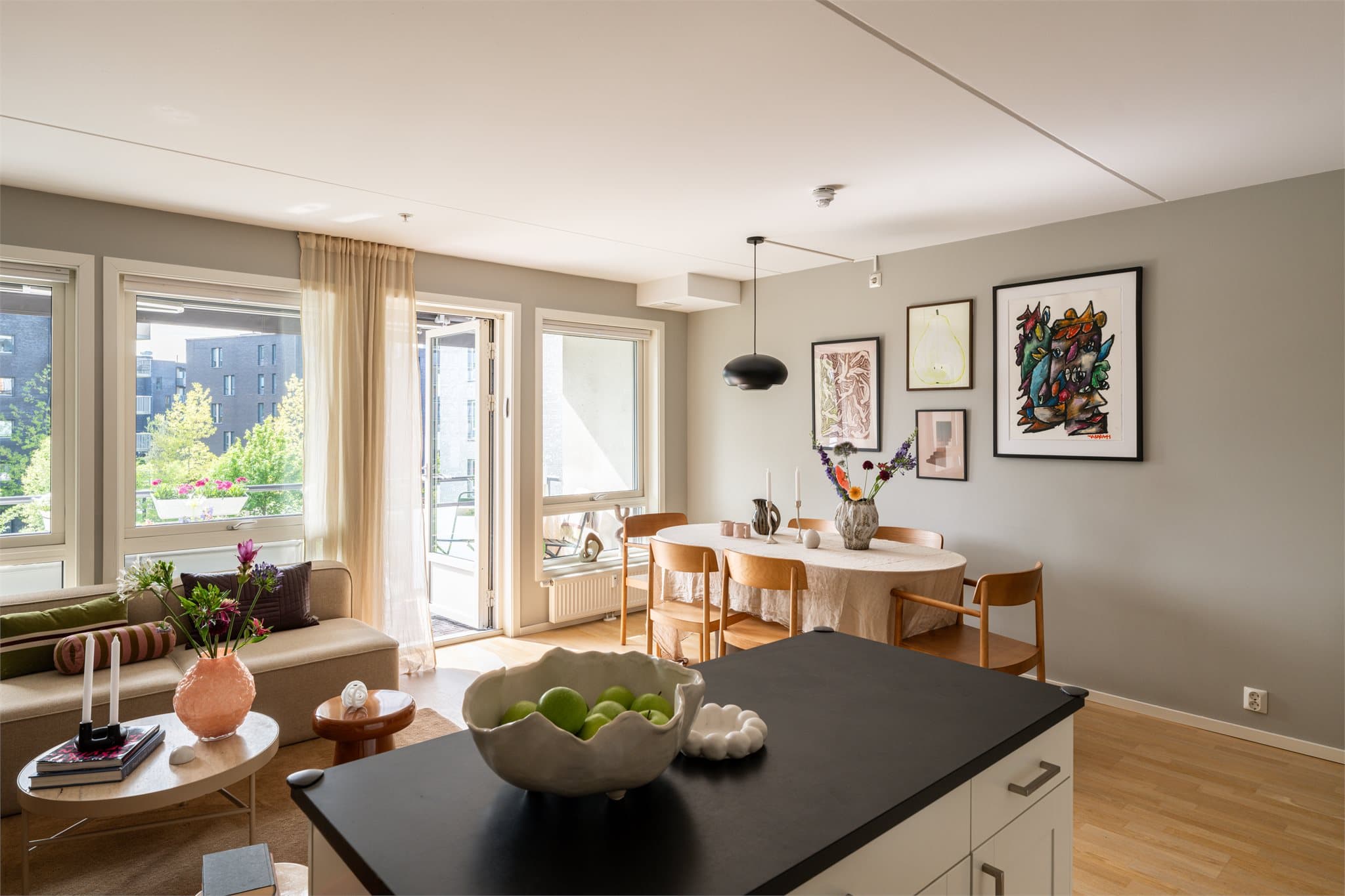 Kjekt å vite er at leiligheten varmes opp via radiatorer tilknyttet fjernvarme.