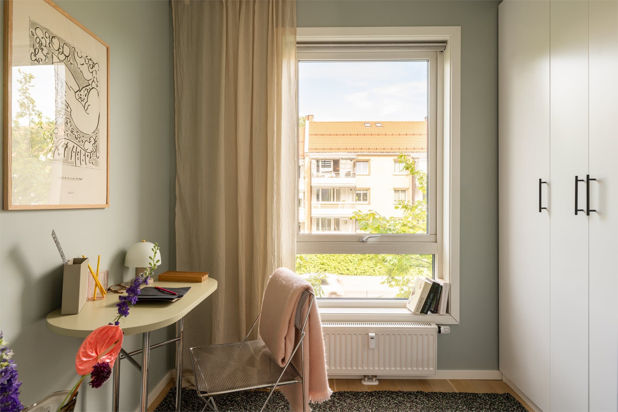 Hyggelig rom med gode lysforhold – ideelt som hjemmekontor.