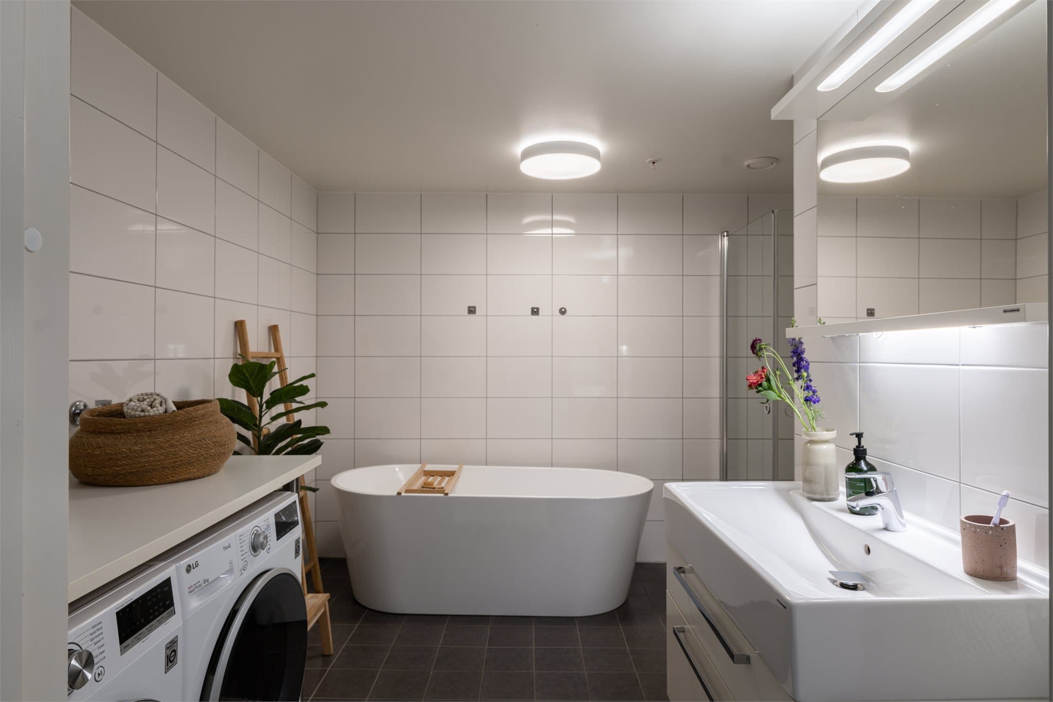 Badet er stort med flislagte overflater og deilig varme i gulvet.