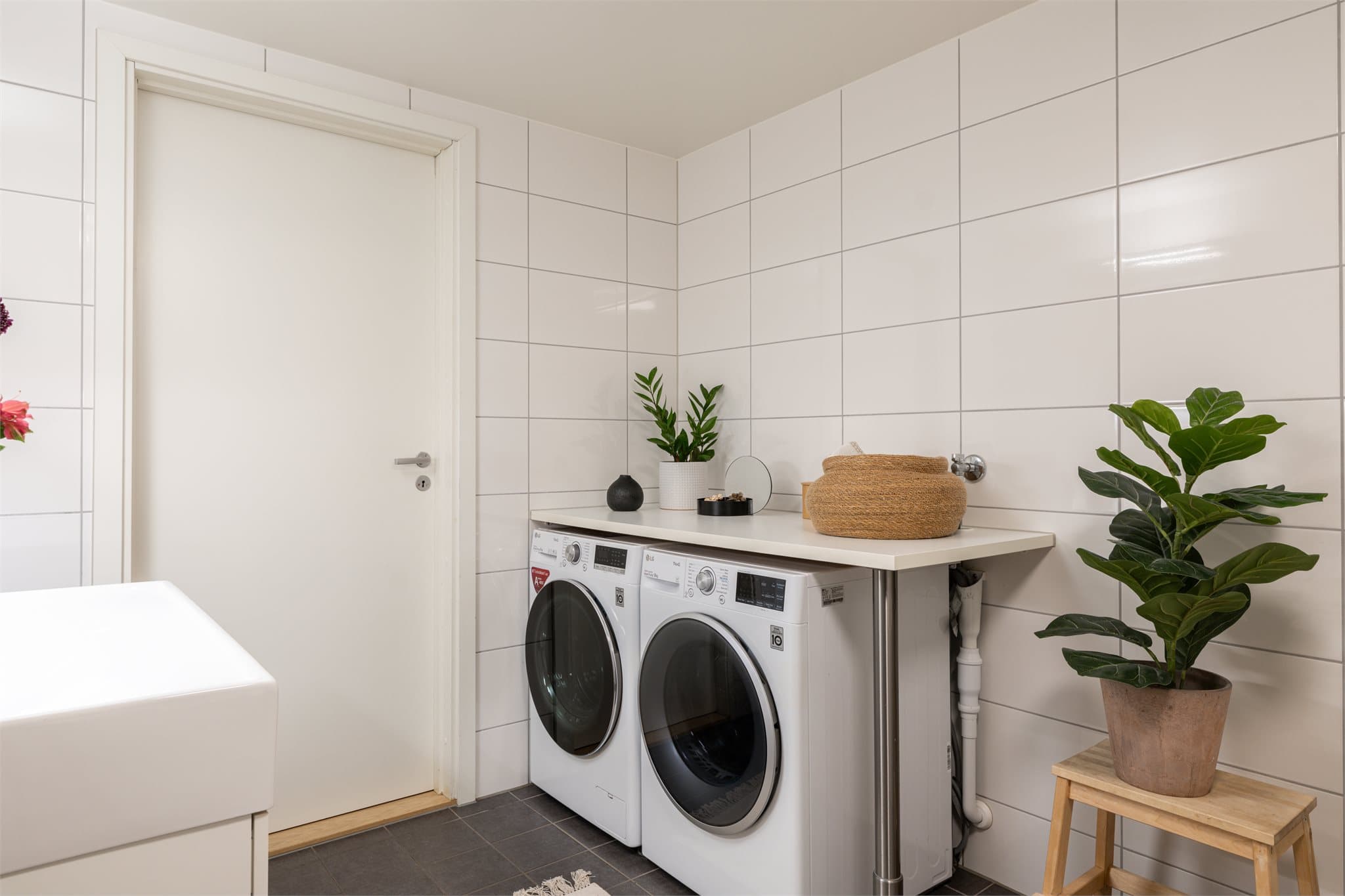 Det er opplegg for både vaskemaskin og tørketrommel under benkeplaten.