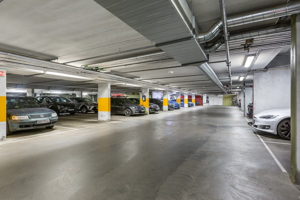 Det medfølger garasjeplass med elbil-lader. I tillegg har sameiet 5 gjesteparkeringsplasser.