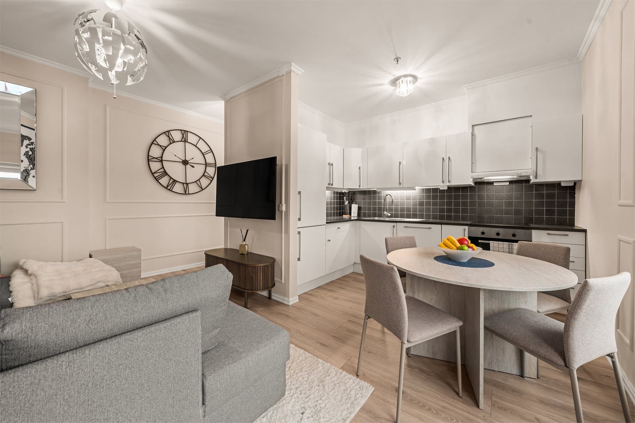 Stilren kjøkkeninnredning med dels integrerte hvitevarer.