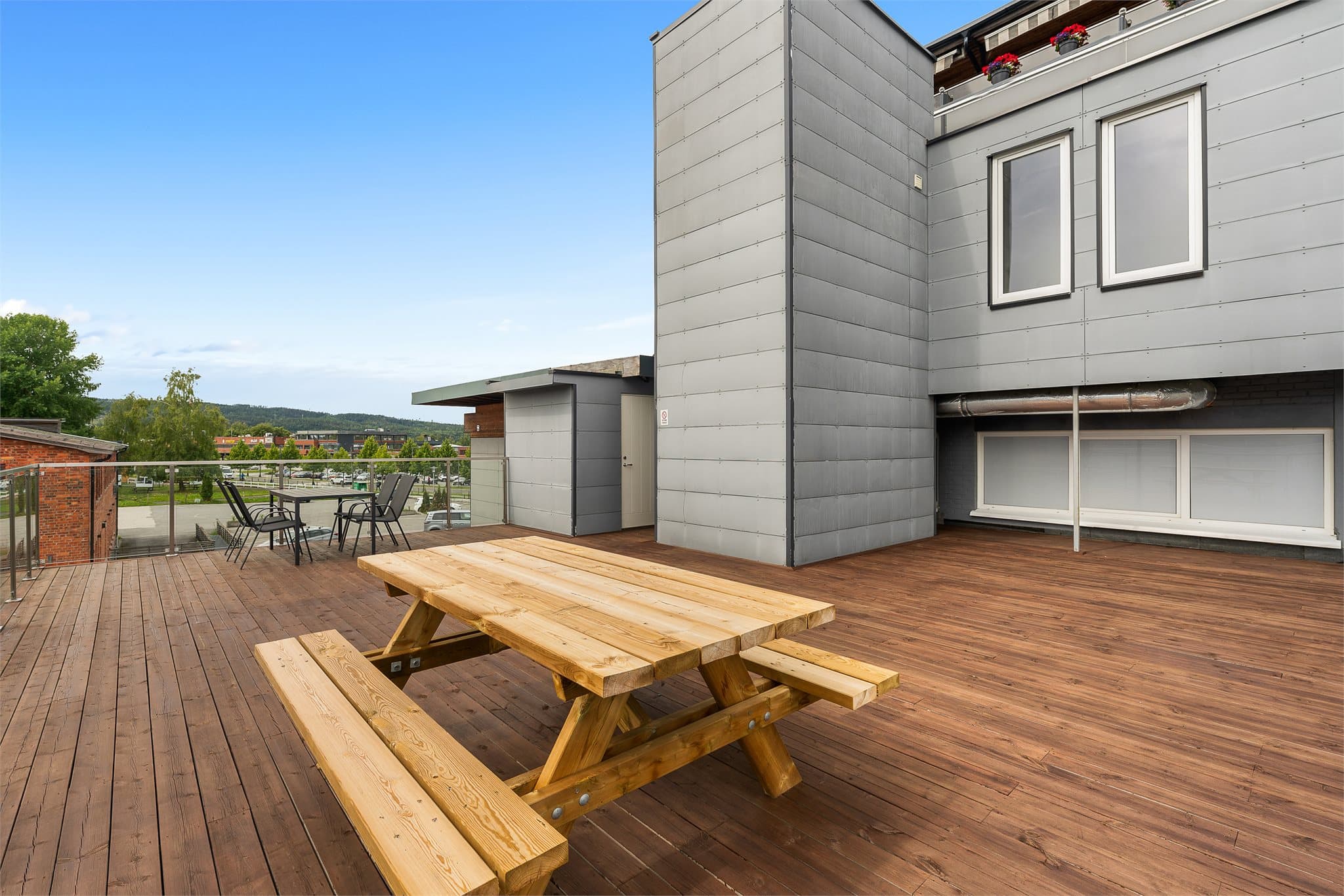 Det er fine fellesterrasser i sameiet.