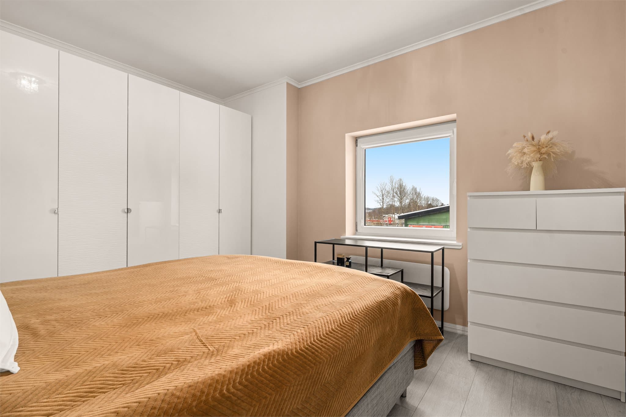 Leiligheten har et romslig soverom med adkomst fra entré.