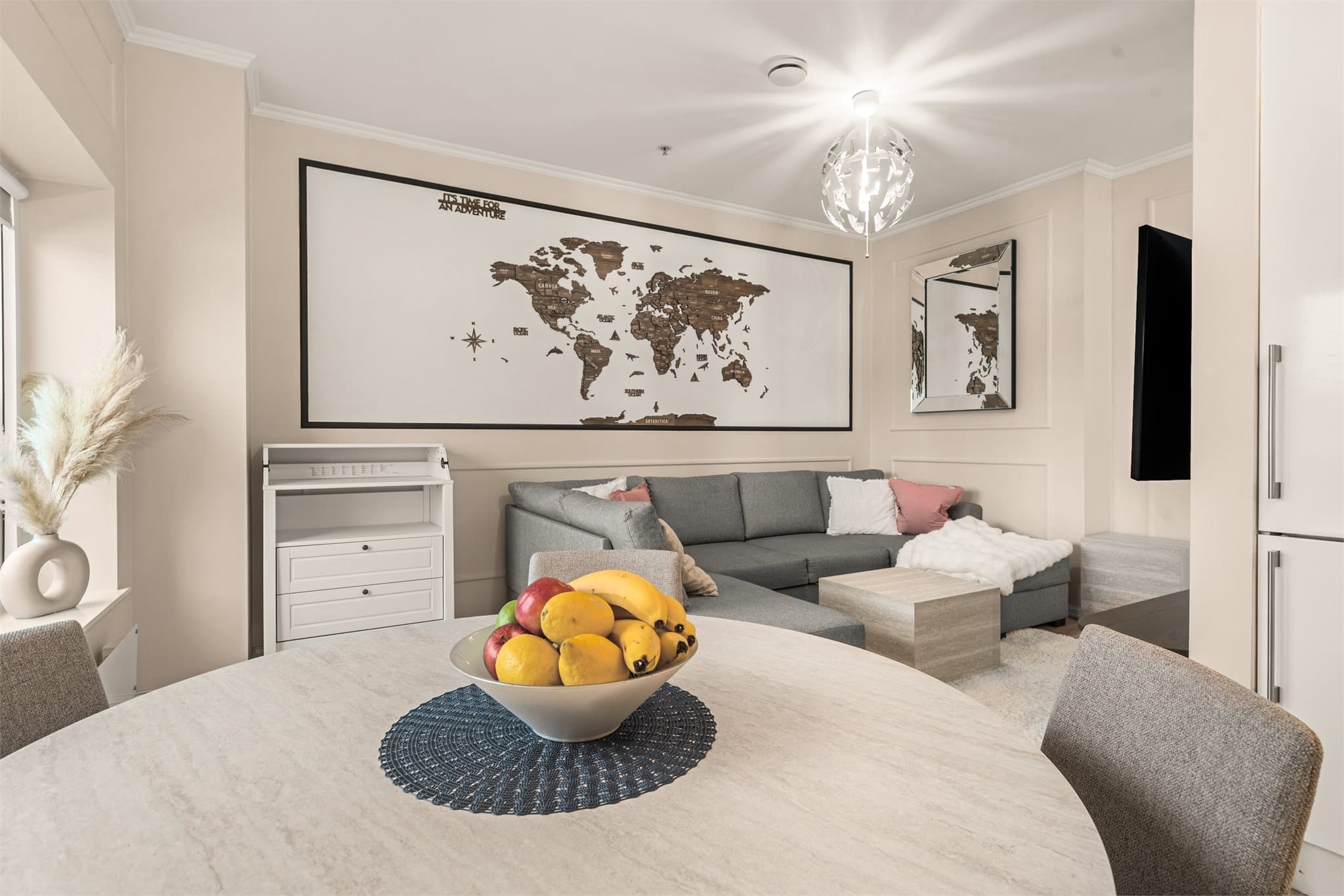 Lune fargevalg gjør innredningen enkel.