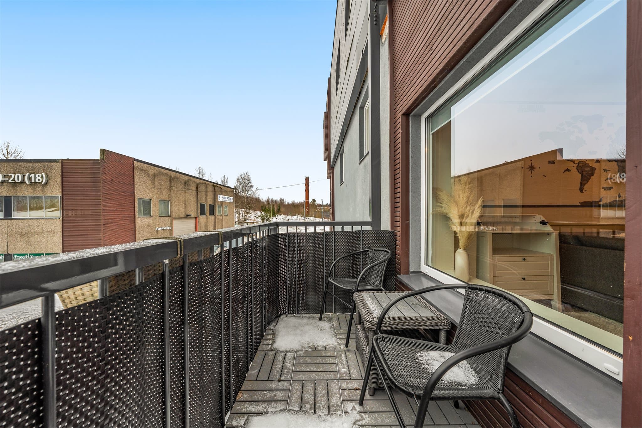 Balkong med plass for utemøblement.