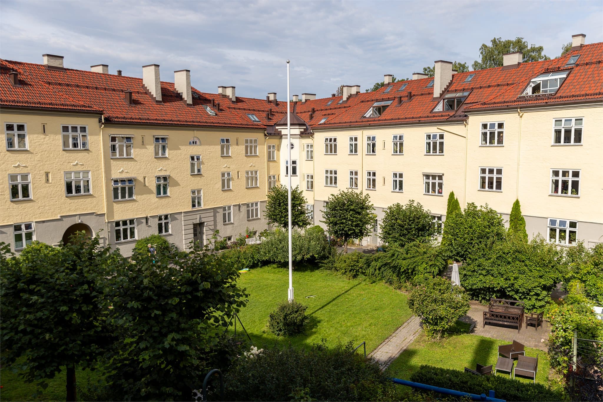 Borettslaget har et vakkert gårdsrom med velstelte grøntarealer og flere sittegrupper, perfekt for avslapning og sosialt samvær. Her er det også et godt utvalg frukttrær å plukke av om sommeren