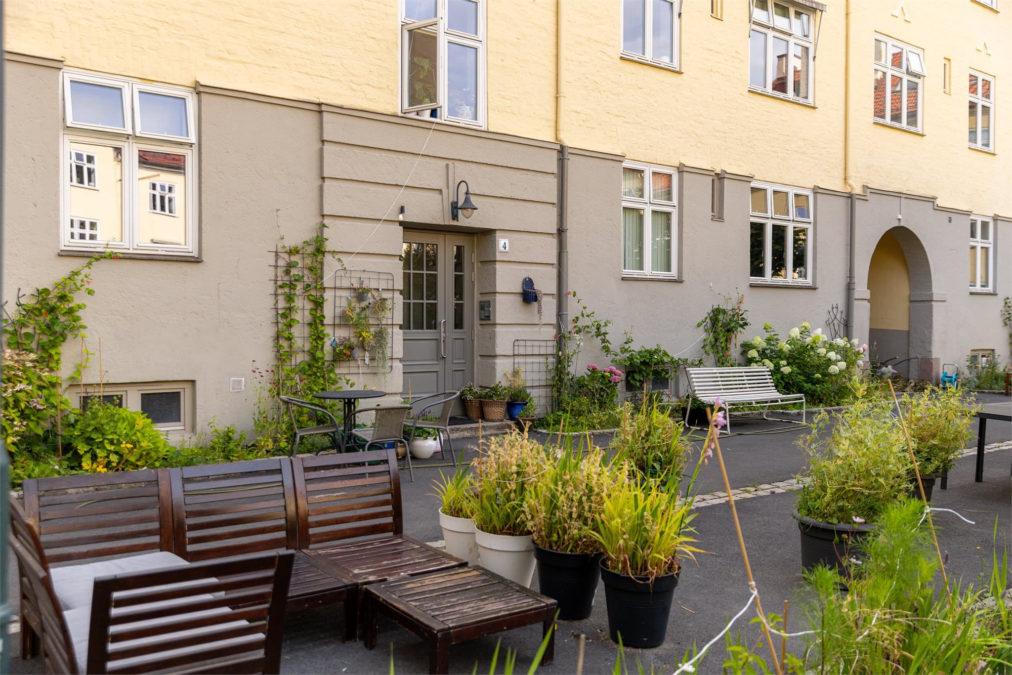 Fellesområder med sittegrupper og rikelig plass til sosialt samvær.