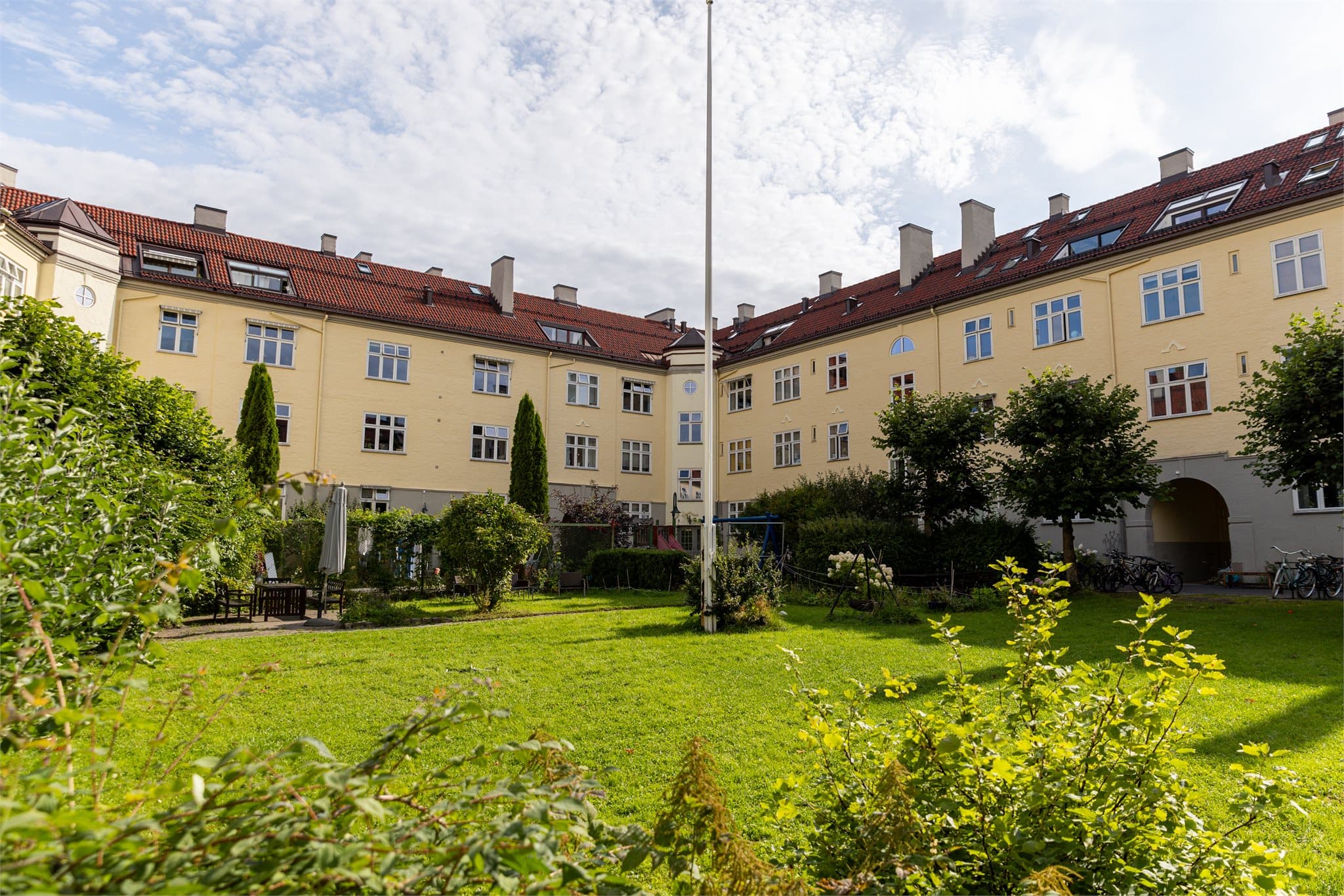 I «Lirekassa» bor du rolig og skjermet, omgitt av natur, samtidig som alt av fasiliteter og byliv ligger innen kort rekkevidde.