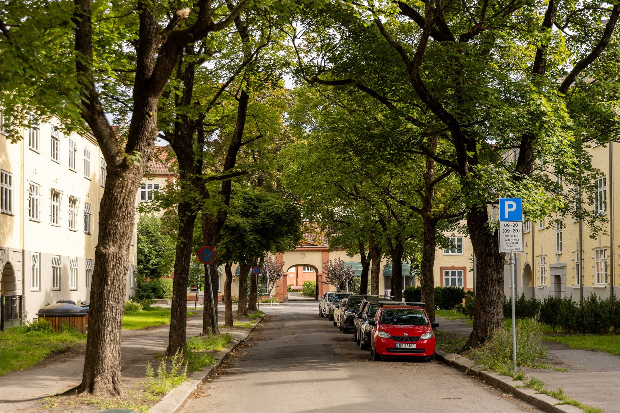 Det er godt med parkeringsplasser i området, både rett utenfor hoveddøren, rundt Torshovparken og langs Torshovdalen.