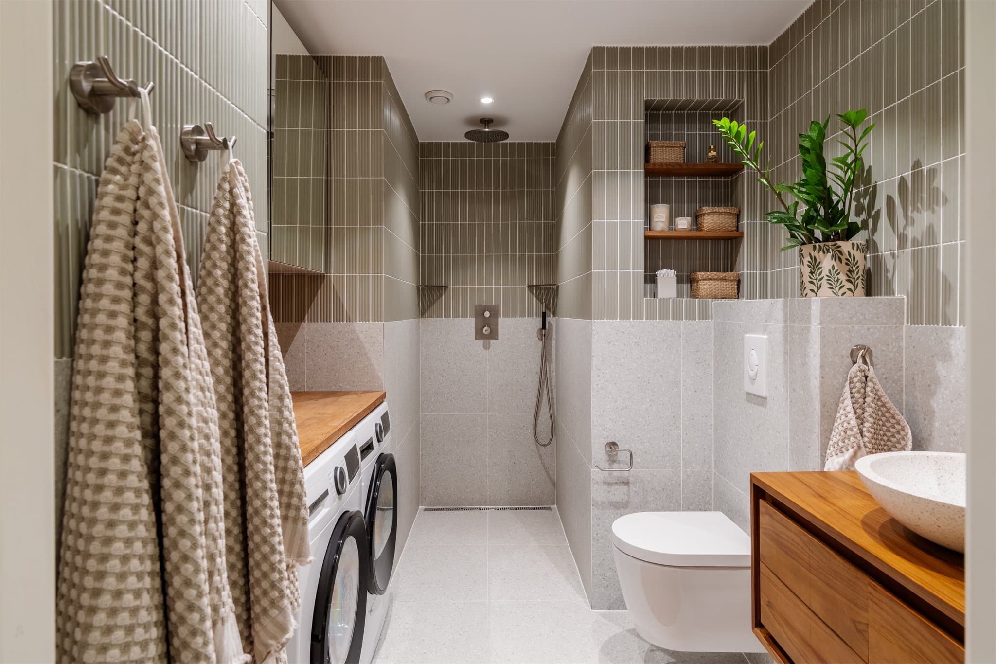 Baderommet ble totaloppusset i 2025, og har lekker innredning og en svært praktisk utforming for både par og barnefamilier