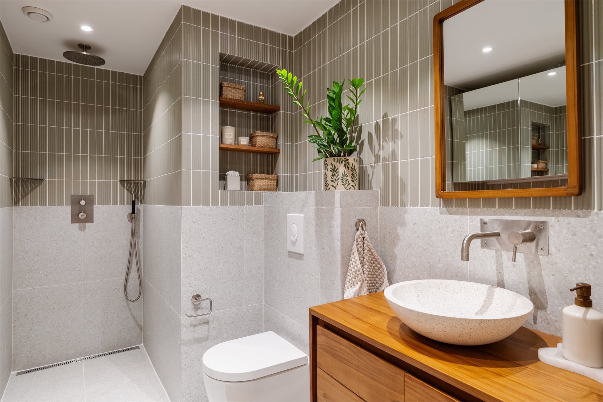 Lys og romslig baderomsinnredning med moderne løsninger, som skaper et stilrent og innbydende rom.