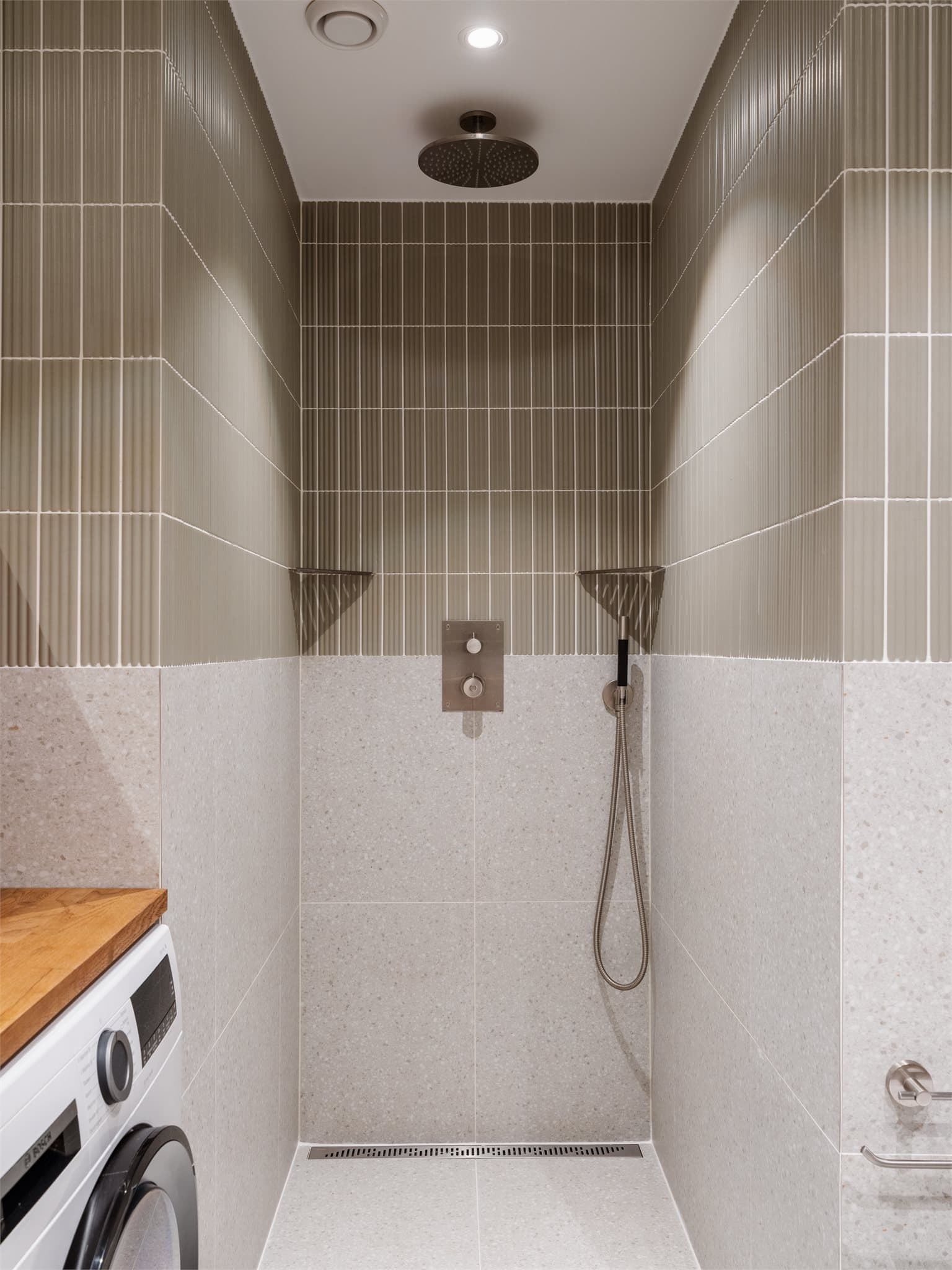 Det er lagt lekre grønne fliser,for et unikt og moderne utrykk.