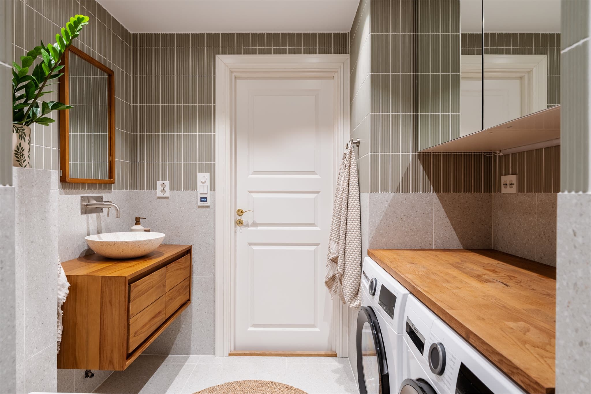 Elektriske varmekabler i gulvet gir behagelig varme, og baderommet har praktisk opplegg for vaskemaskin.