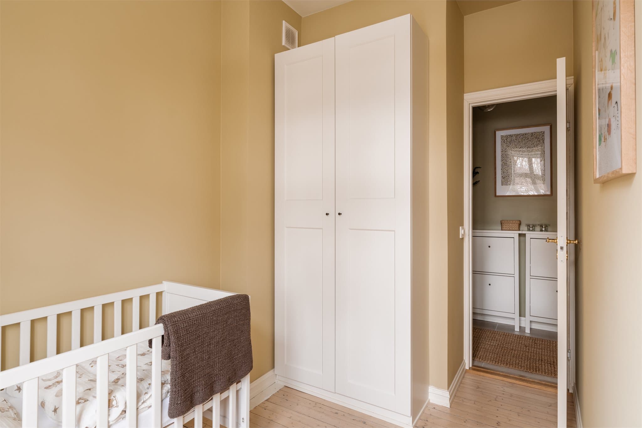 God plass til garderobeskap, med rikelig oppbevaringsplass for klær og andre eiendeler.