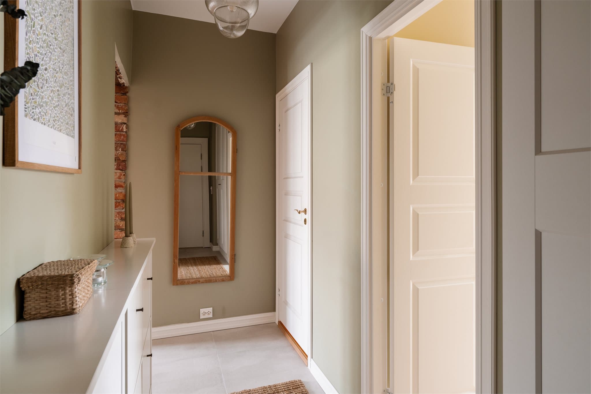 Gangen er lys og romslig, med god plass til garderobeskap som gir praktisk oppbevaring for ytterklær og sko.