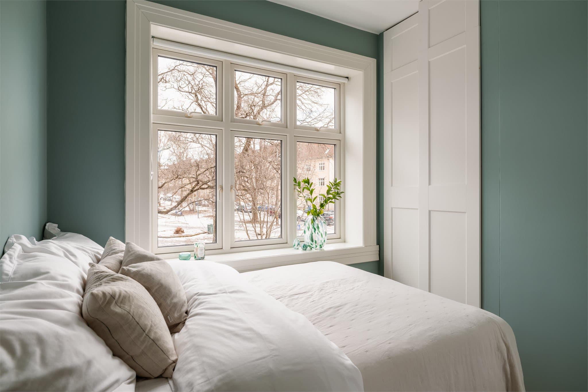 Stort vindu sørger for godt lysinnslipp og gode luftemuligheter.