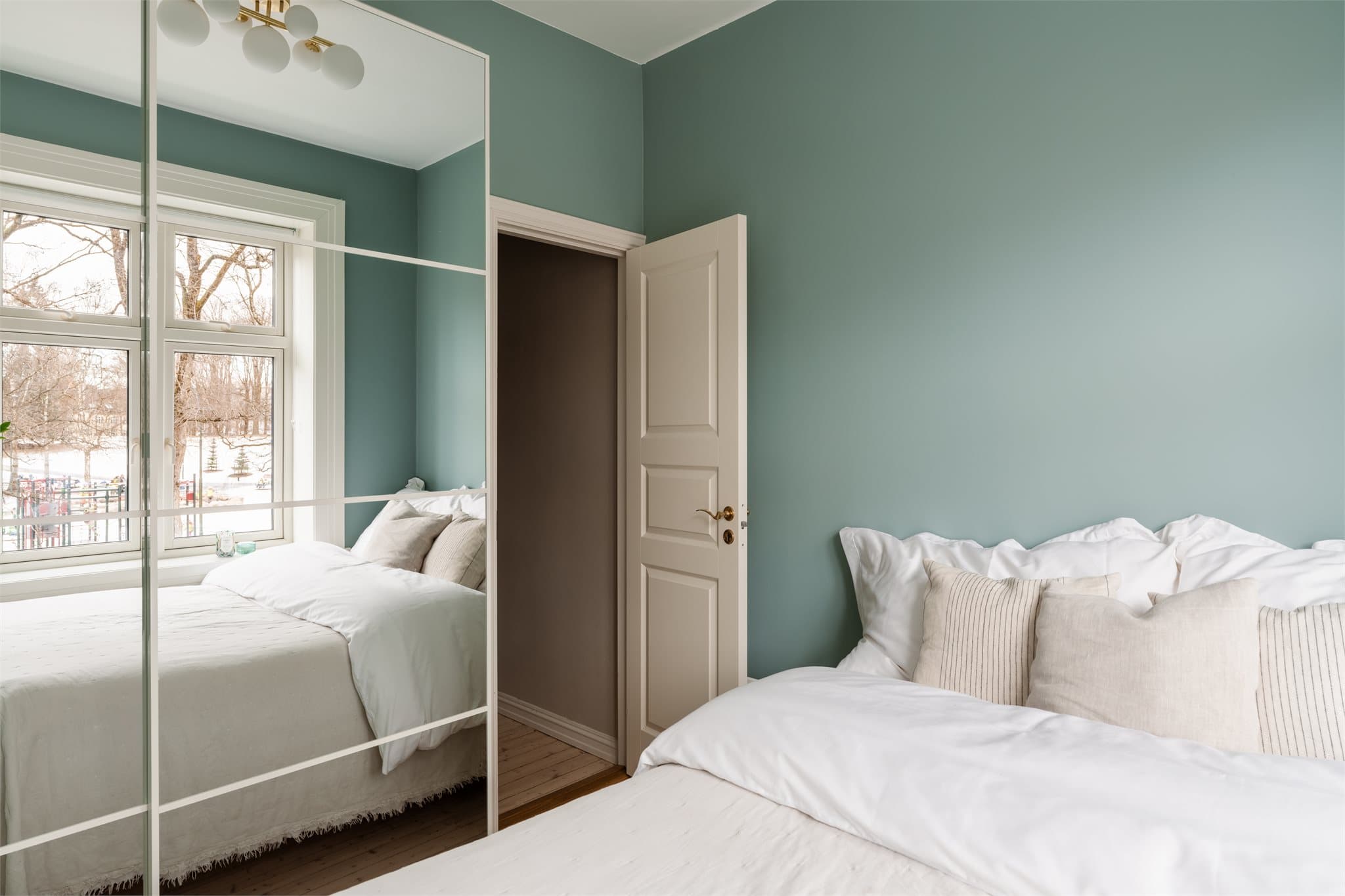 Det er god plass til et stort garderobeskap, som sikrer praktisk oppbevaring for klær og personlige eiendeler.