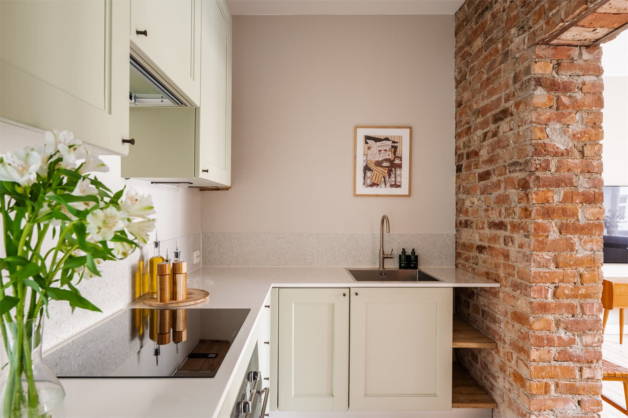 Kjøkkenet tilbyr rikelig med skap- og benkeplass, med en delvis åpen løsning som gir god kontakt med stuen.