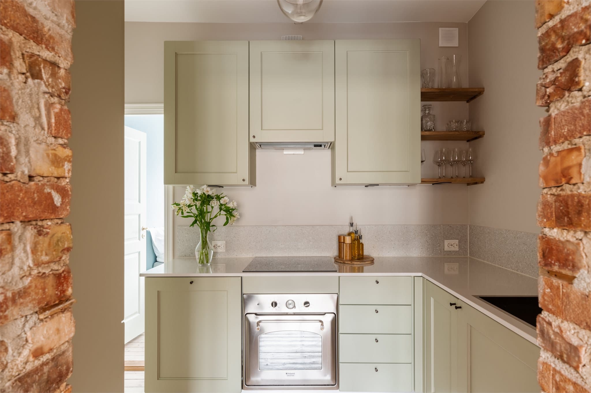 Kjøkkenet er nylig oppusset og er lakkert i en fresh farge, som gir rommet et lyst og moderne uttrykk.