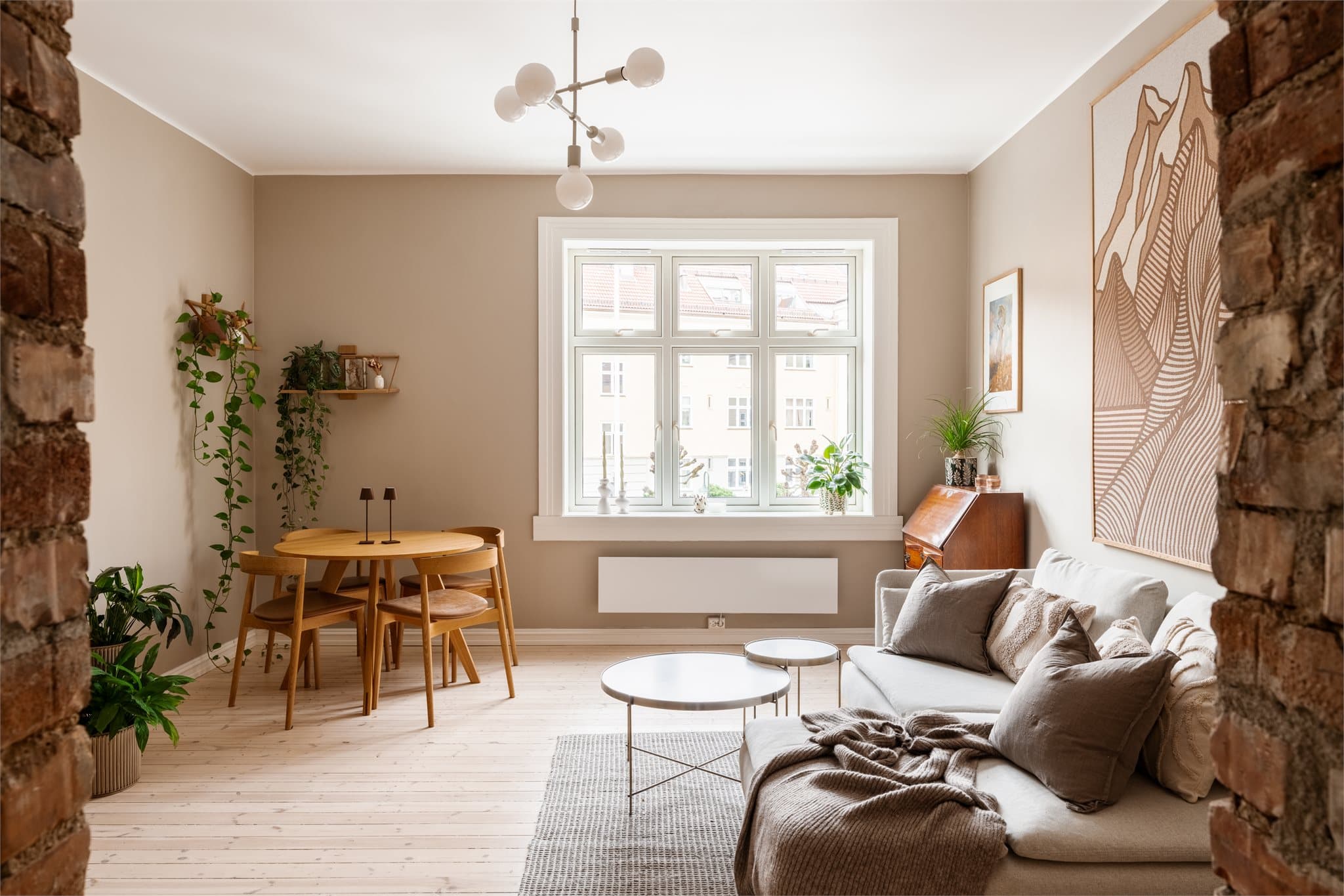 Store vindusflater slipper inn rikelig med naturlig lys, noe som gir gode lysforhold og bidrar til god gjennomlufting i leiligheten.