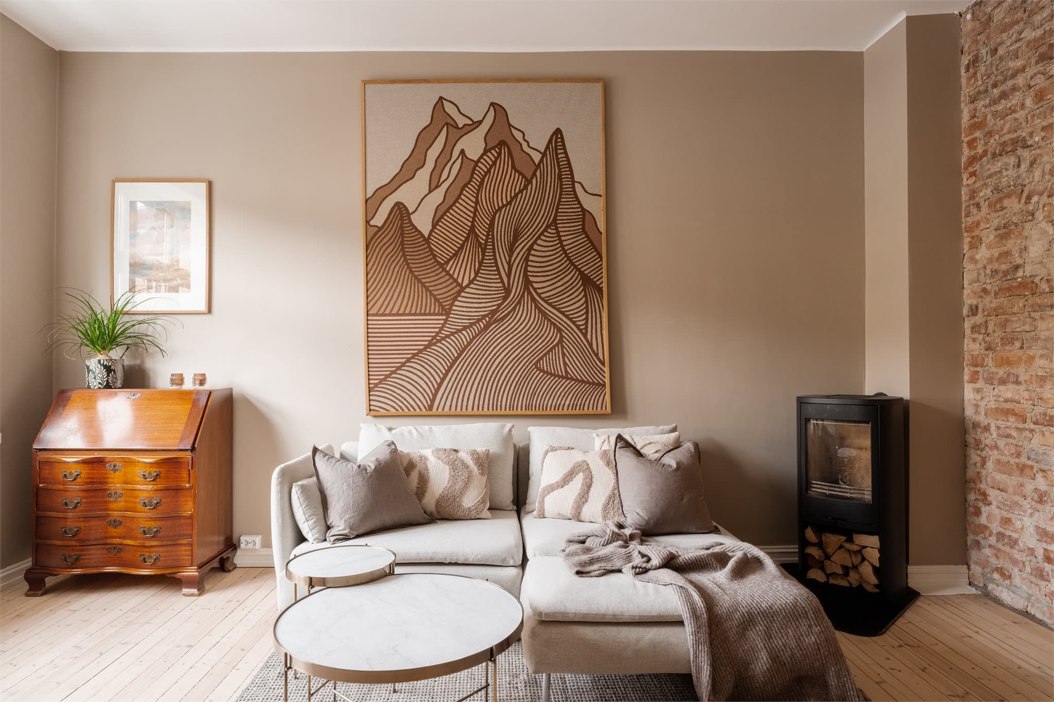 Oppvarming skjer via panelovner samt vedovn i stuen, som gir god og behagelig varme i leiligheten.