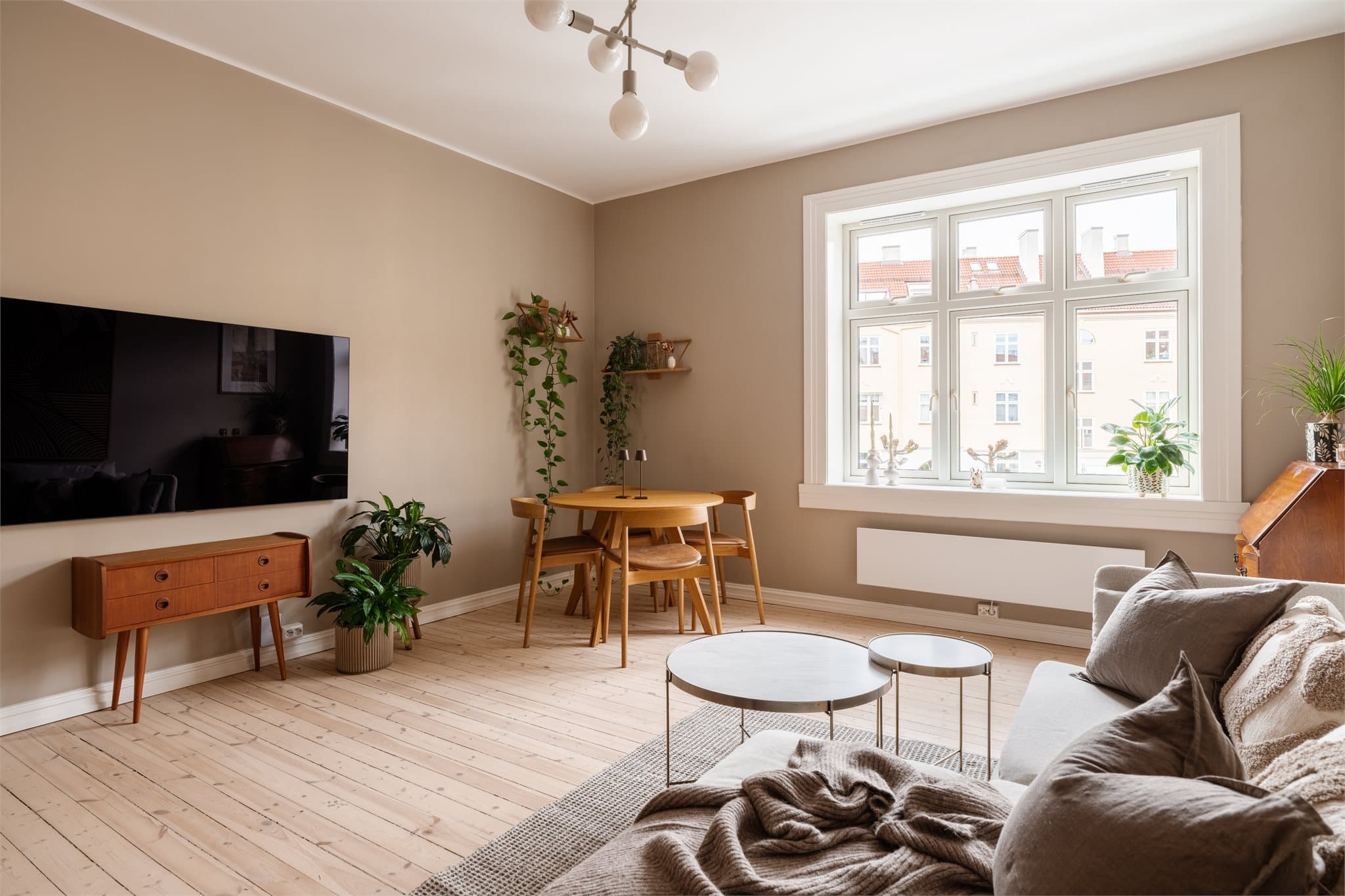 Her har du originale tregulv som tilfører sjarm i den klassiske leiligheten.