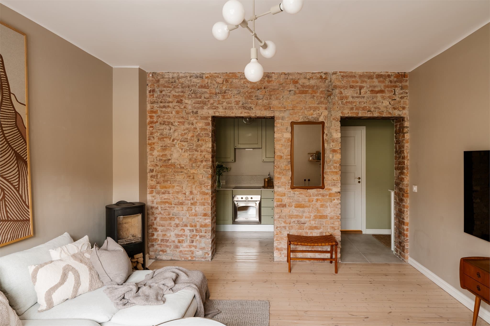Leiligheten har en smart planløsning som utnytter plassen optimalt, i tillegg til vakre teglsteinsdetaljer som tilfører sjarm.