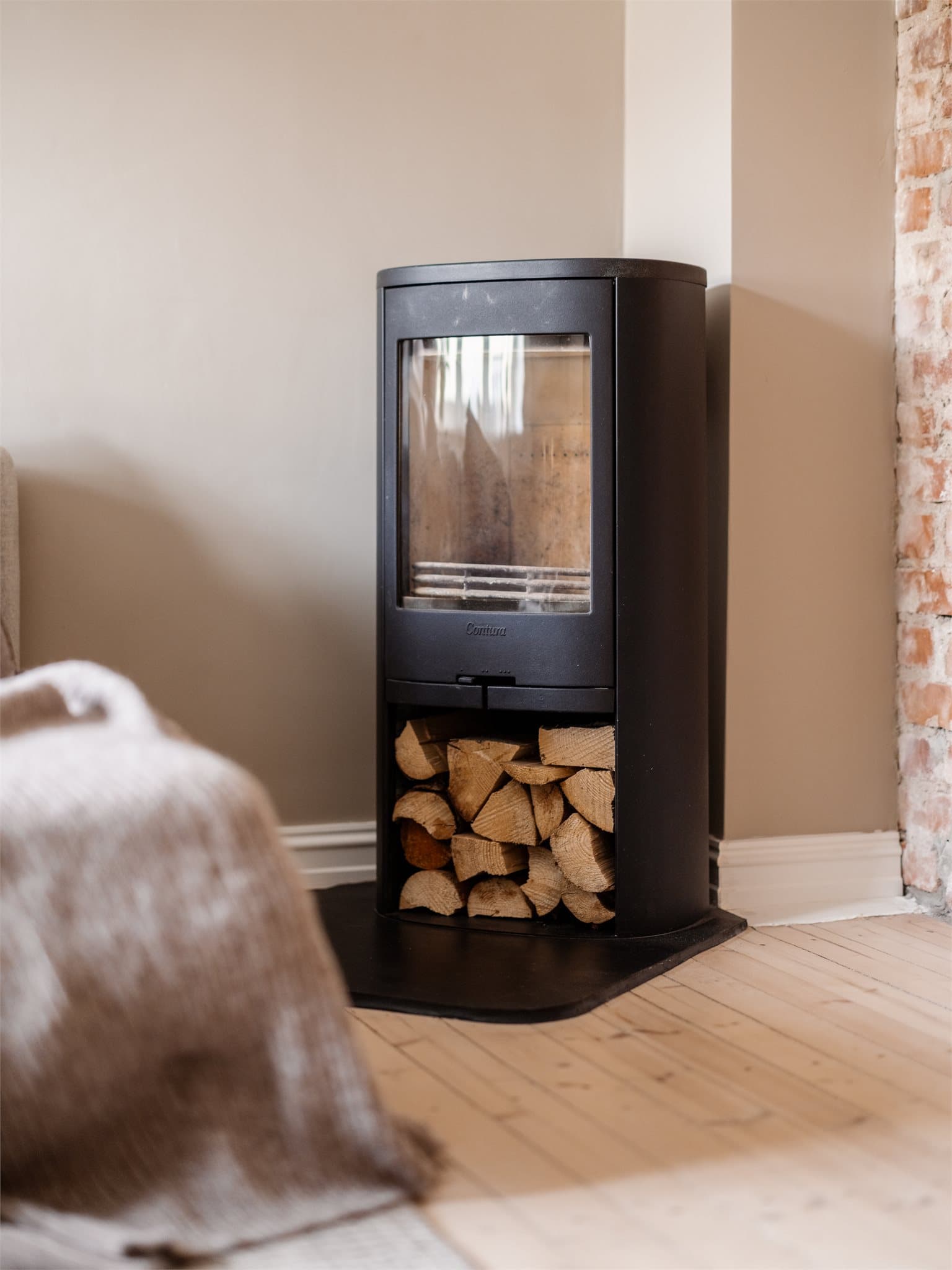 Den moderne peisovnen i stuen sørger for både koselige kvelder og effektiv varme gjennom vintermånedene.