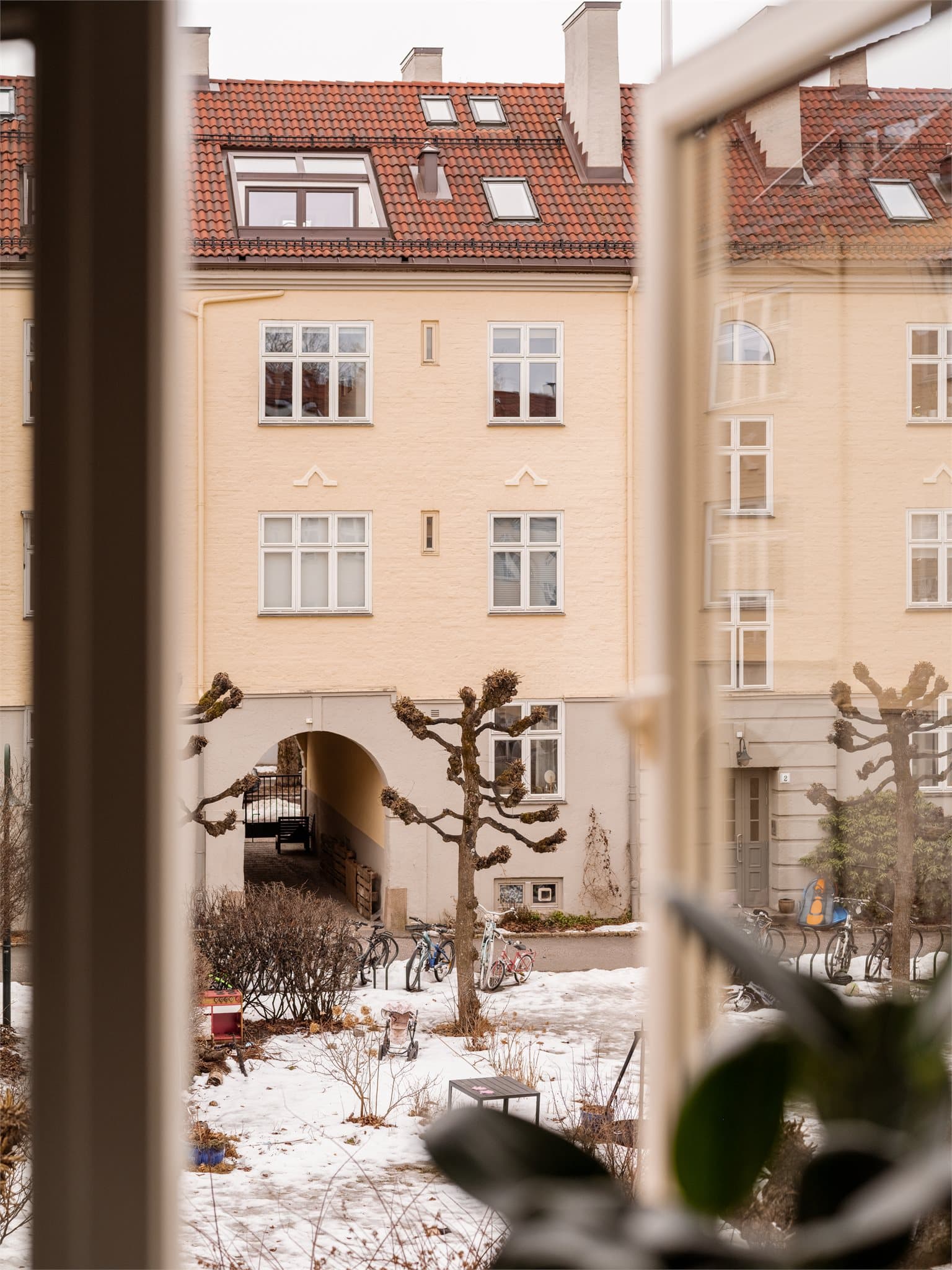 Med eksklusivt utsyn mot en åpen og fredelig bakgård får leiligheten et skjermet og rolig bomiljø, perfekt for avslapning og privatliv.