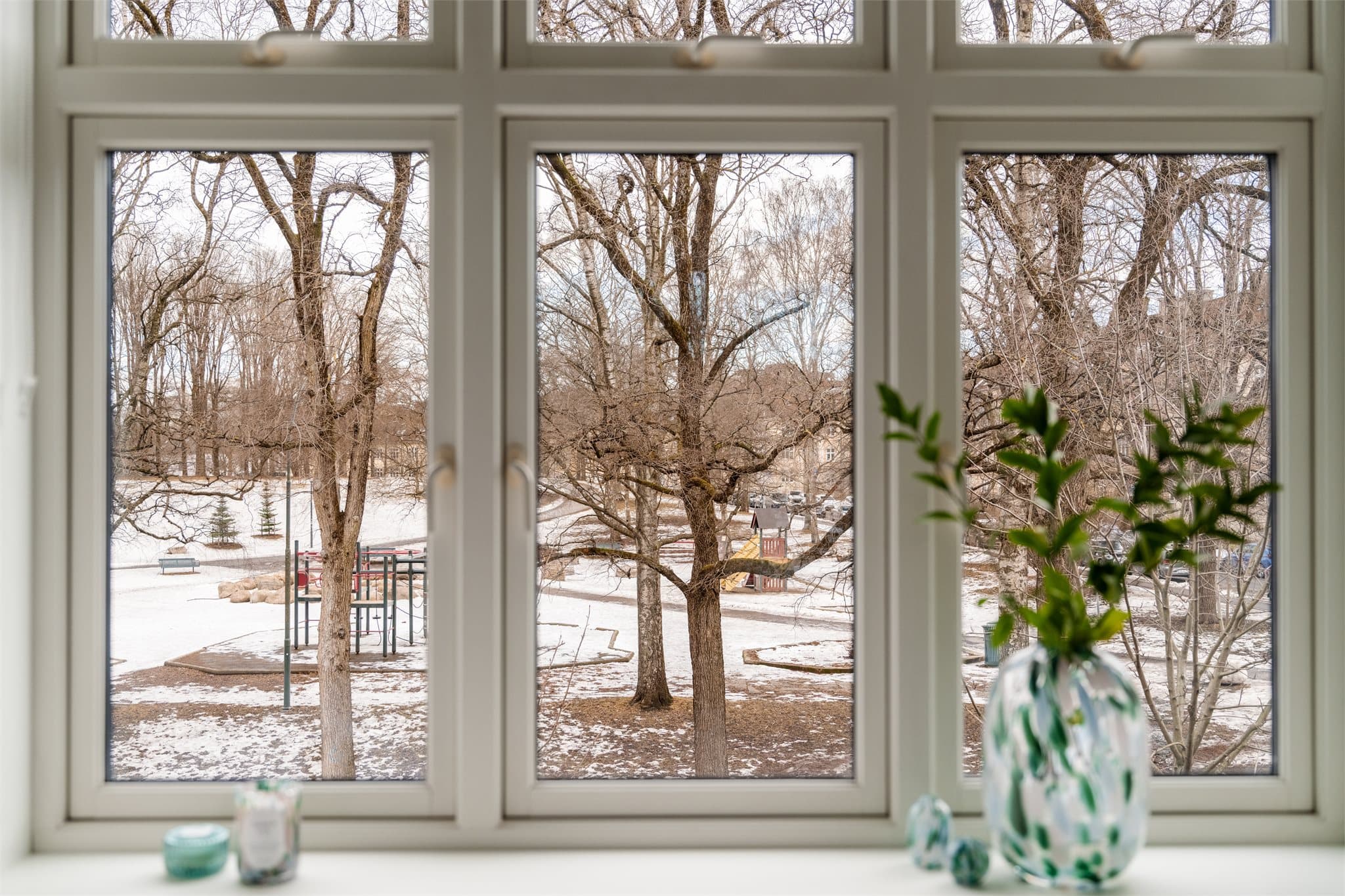 Soverommet har nydelig utsyn mot frodige, grønne trær som virkelig kommer til sin rett om sommeren.