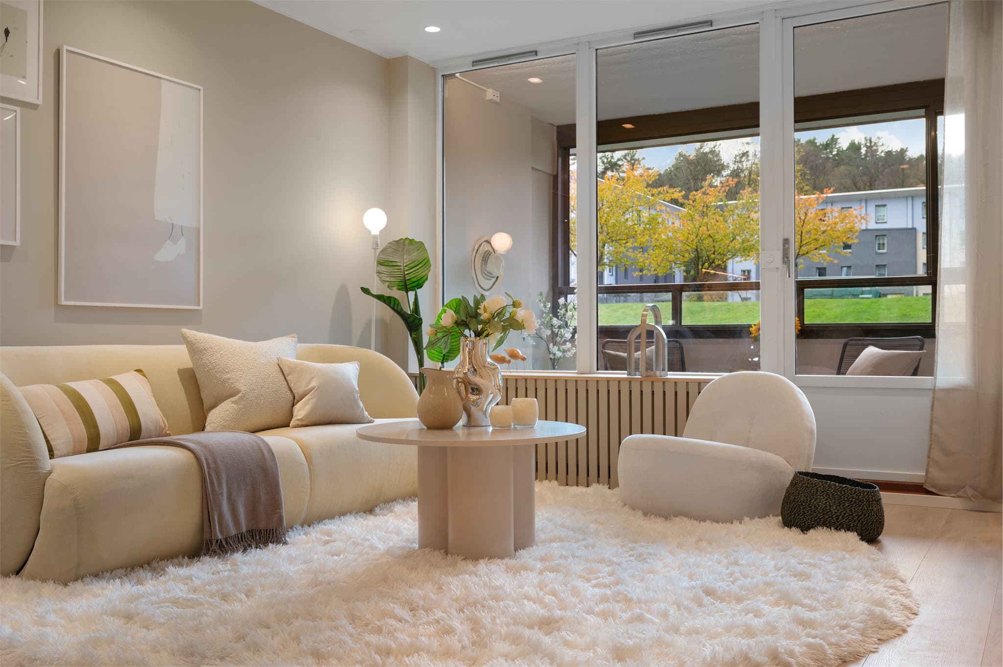 - Mye inkludert i felleskostnadene, blant annet varmtvann, sentralvarme, kommunale avgifter, tv/internett, renter og avdrag fellesgjeld, m.m -