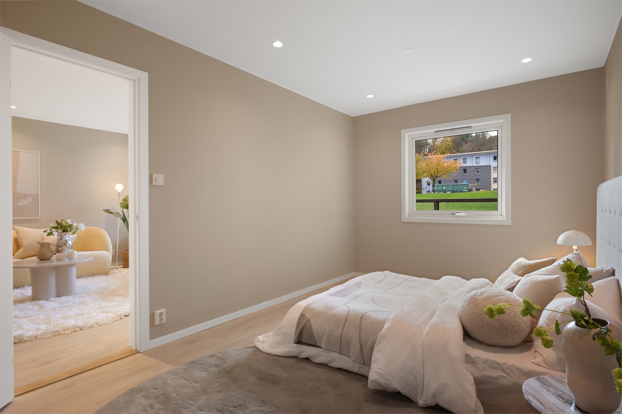 - God plass til dobbeltseng i ønsket størrelse og tilhørende møblement -