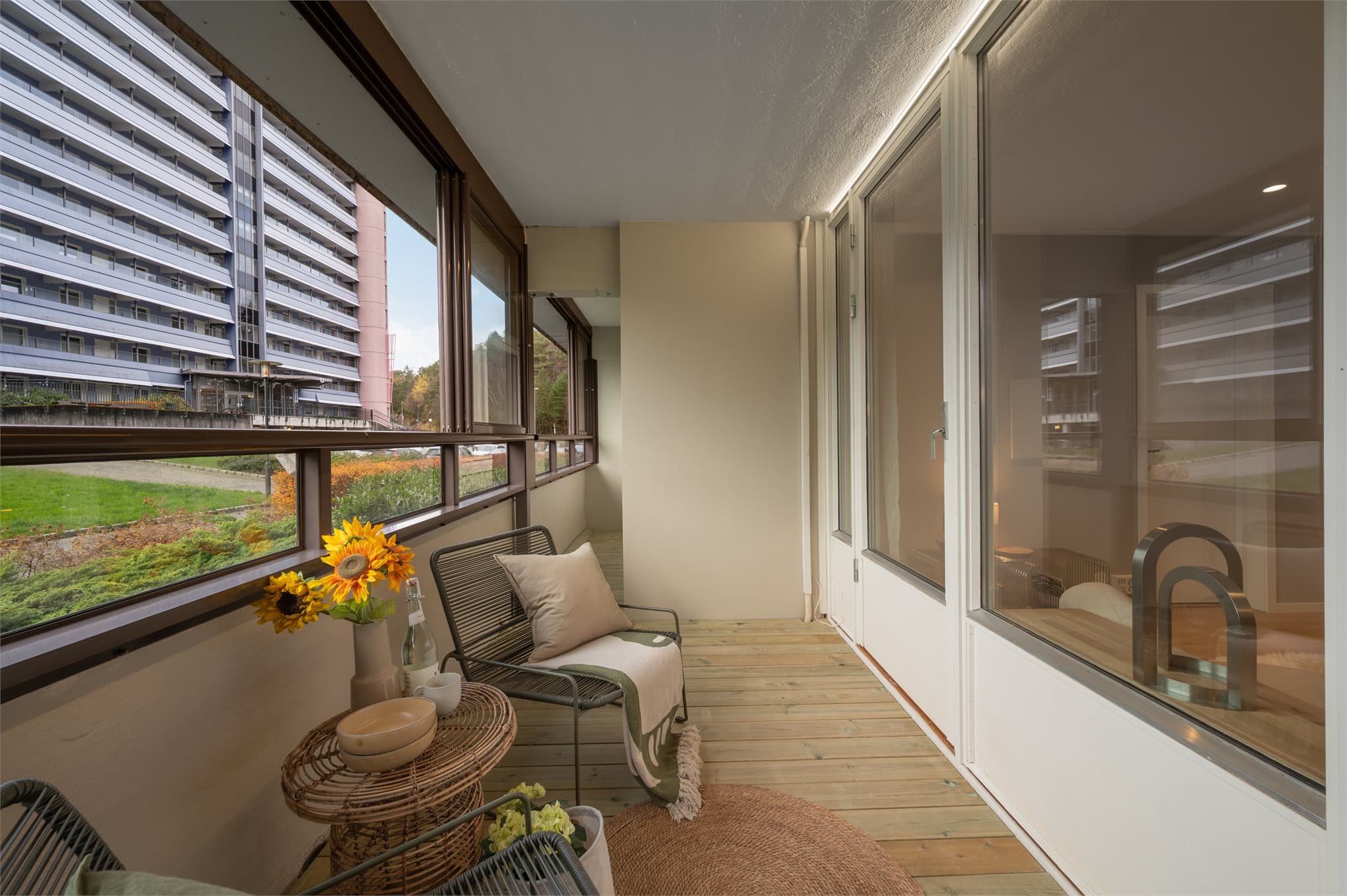 - Merk nye terrassebord på balkong og LED-stripe -