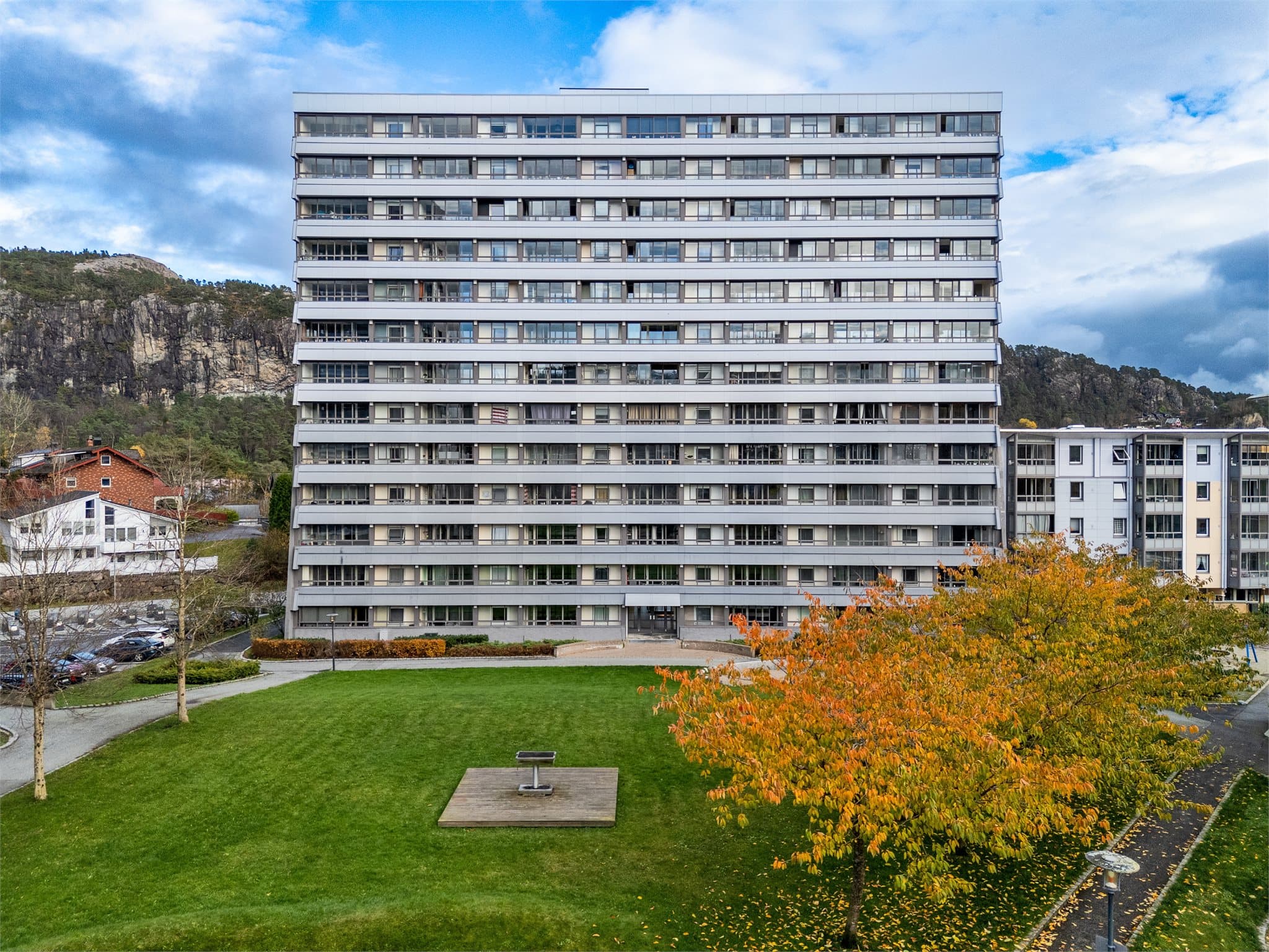 - Fra inngangsdøren er det kun 1 min gange til nærmeste busstopp -
