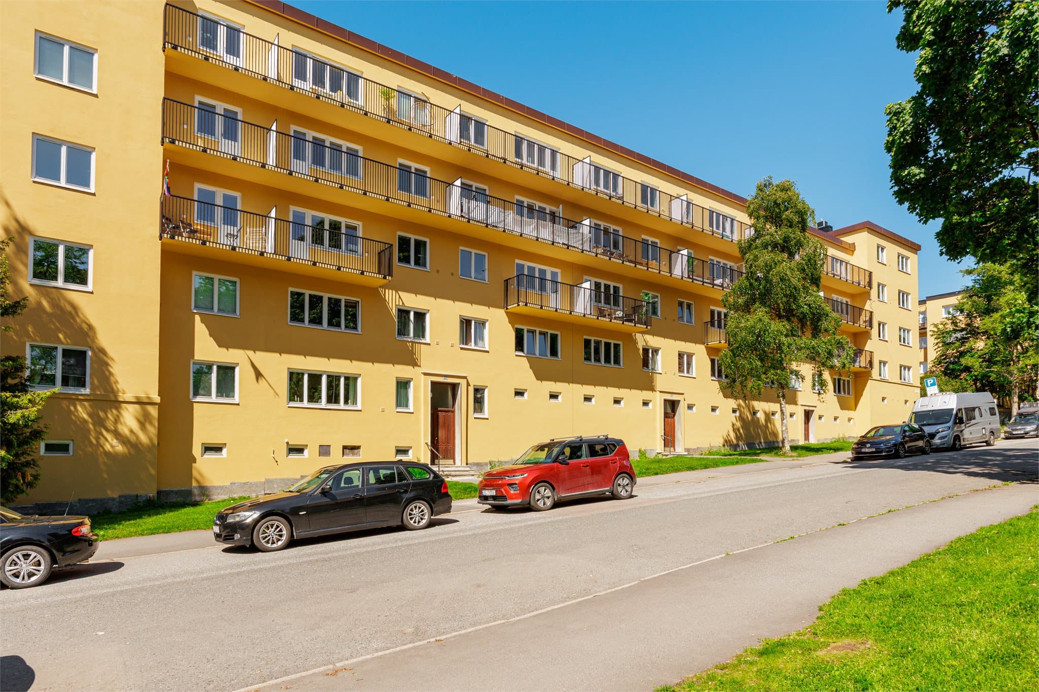 Her kombineres grønne omgivelser med en svært sentral beliggenhet. Trikkestoppet på Rosenhoff er kun tre minutters gange unna. De daglige innkjøpene gjør du enkelt til fots. Nærbutikken Schouterrassen eller Kiwi like i nærheten.