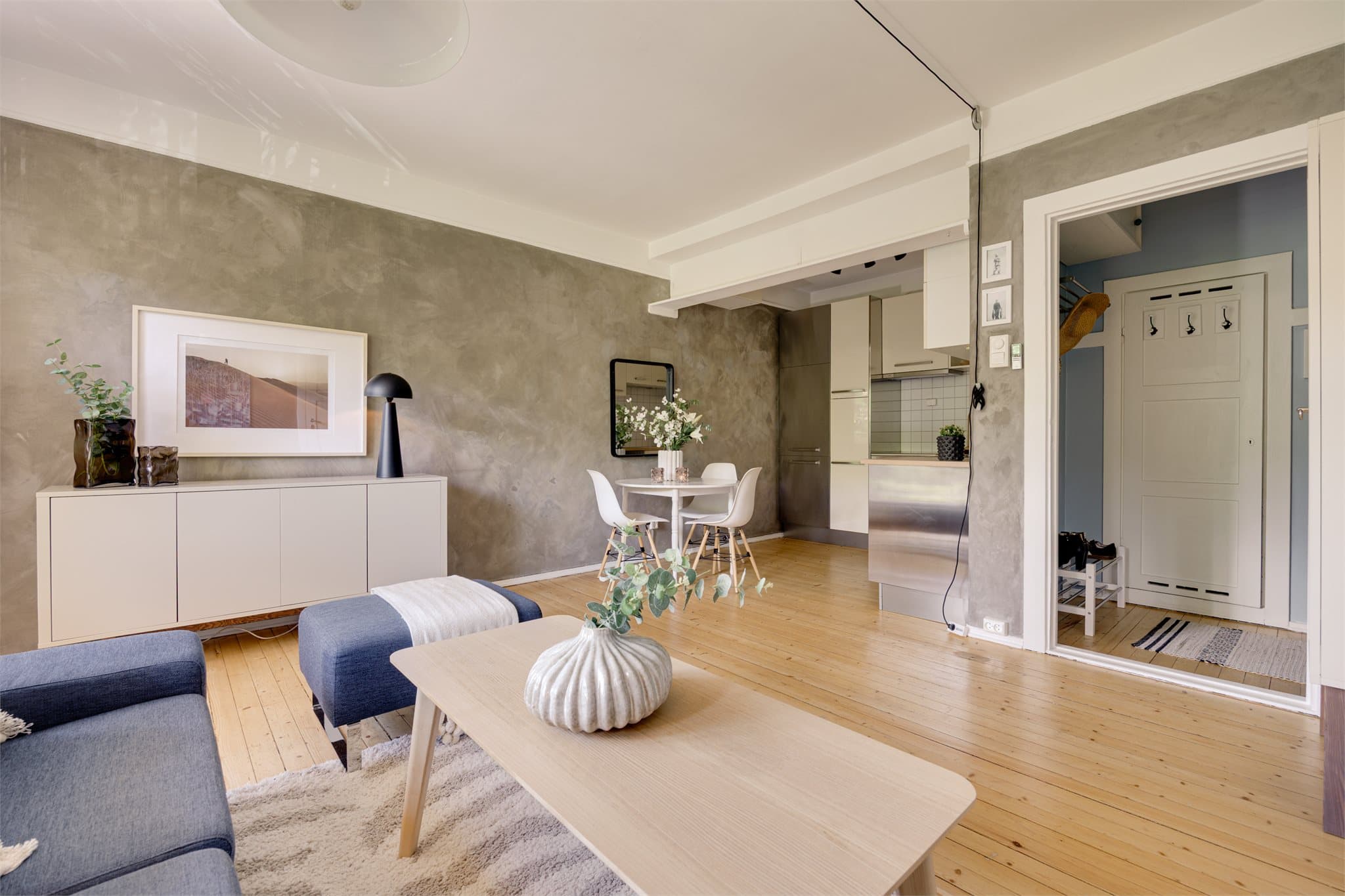 Stuesonen har god plass til sofagruppe med sofa, TV-benk og TV, og fremstår som en lun og sosial del av boligen.