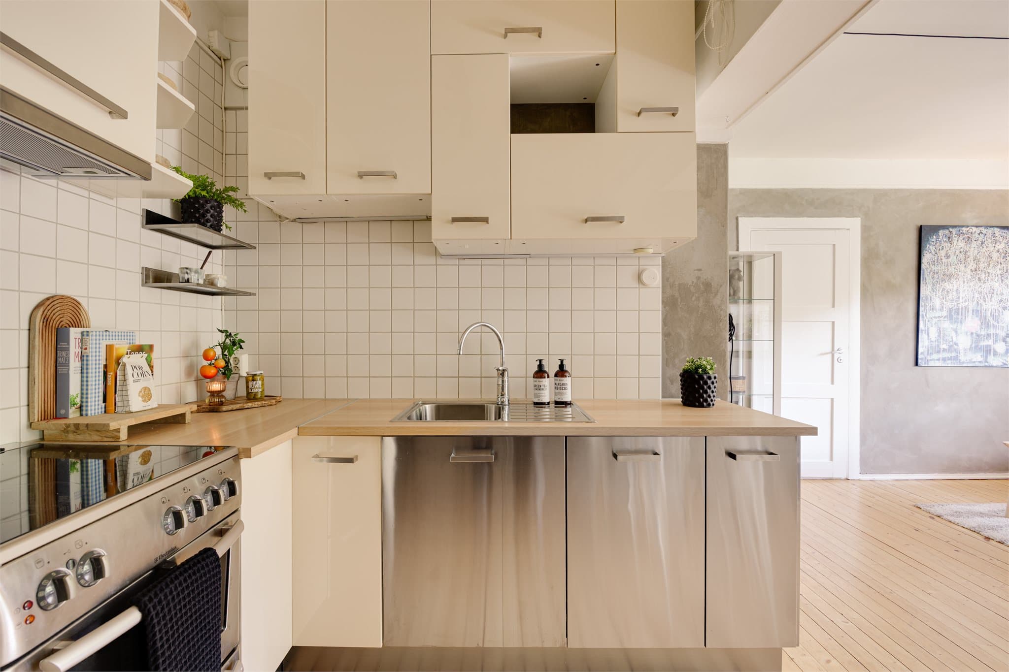 Kjøkkenet er godt utstyrt med integrerte hvitevarer som oppvaskmaskin og kjøl/frys, samt kullfilterventilator og komfyrvakt montert for økt sikkerhet og brukervennlighet.