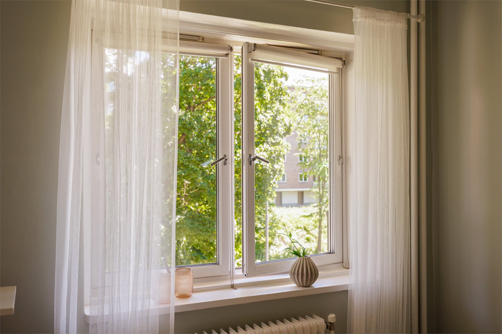 Vinduer mot stille gate. Mulighet for lufting og persienner for skjerming av lys.